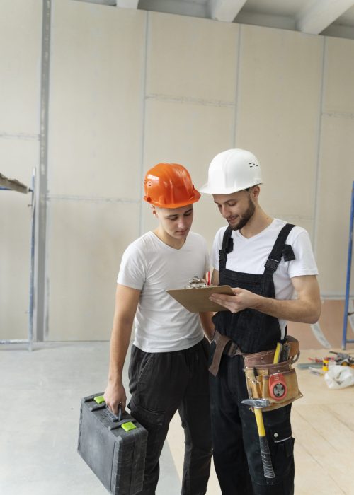 medium-shot-workers-wearing-helmets